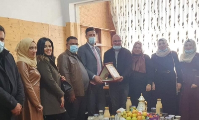 تكريم الأستاذ مهدي حمدان مدير الصندوق الفلسطيني للتشغيل من قبل المسؤول الإداري لمركز خرما للتوحد في مدينة الخليل 