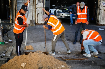 تنفيذ نشاط تنظيف مصافي الأمطار وتجهيزها لموسم الشتاء في بلدية غزة
